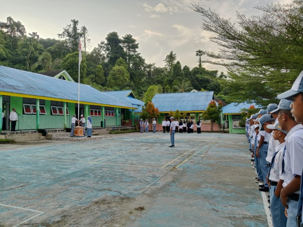 Momentum upacara bendera dimanfaatkan Kepala MAN 3 Maluku Tengah untuk meneguhkan komitmen belajar dan memperkuat budaya disiplin di lingkungan madrasah.