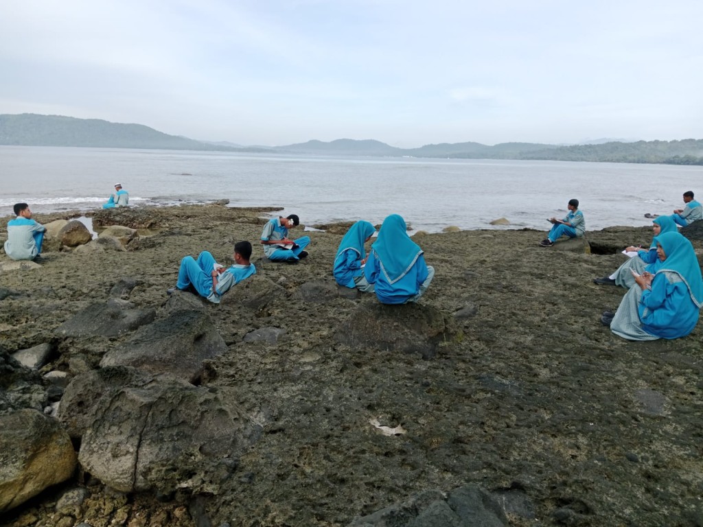 Puisi dan Alam Menyatu dalam Pembelajaran Bahasa Indonesia Kelas XI.F2