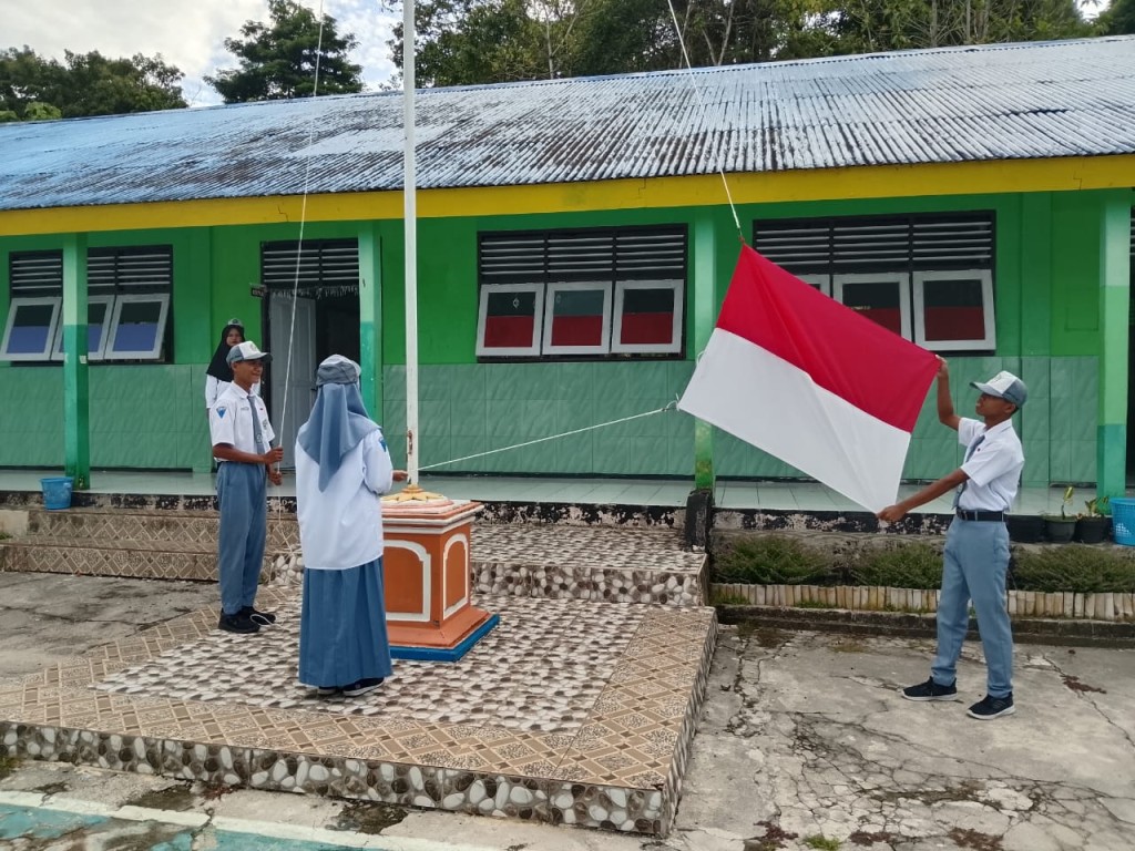 Upacara Senin Pagi : Pendidikan Itu Karakter, Ujian Itu Kejujuran.