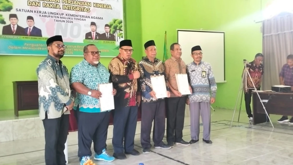 Mengukir Komitmen, Kepala MAN 3 Maluku Tengah Menandatangani Pakta Integritas dan Perjanjian Kinerja