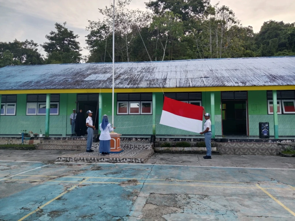 Melanjutkan Perjuangan: Pesan Inspiratif di Upacara Hari Senin MAN 3 Maluku Tengah
