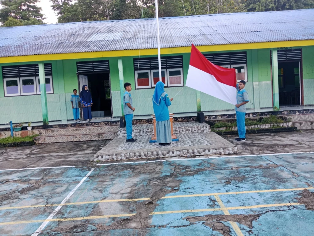 Menjaga Tunas Bangsa di Era Digital, dalam Upacara Harkitnas 2026 di MAN 3 Maluku Tengah