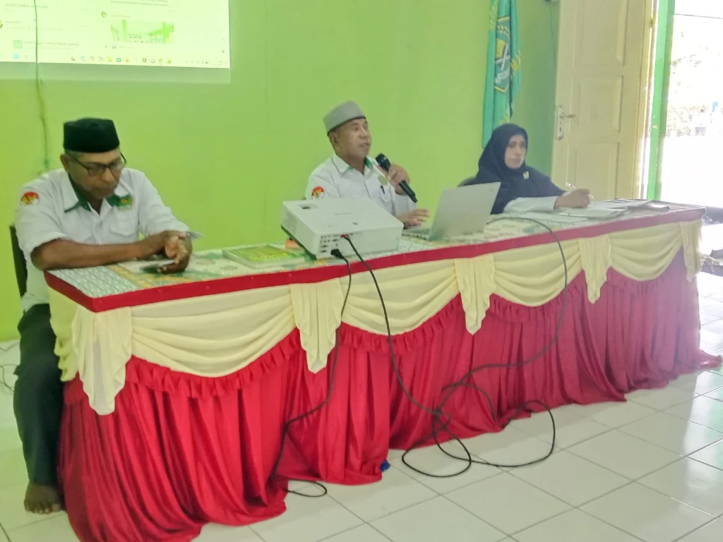 Perkuat Disiplin, Profesionalisme, dan Pelayanan: MAN 3 Maluku Tengah Gelar Rapat Koordinasi