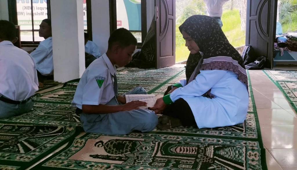 Menghidupkan Cahaya Al-Qur'an, Kokurikuler Al-Qur'an Hadits Kelas X Perbaiki Makharijul Huruf