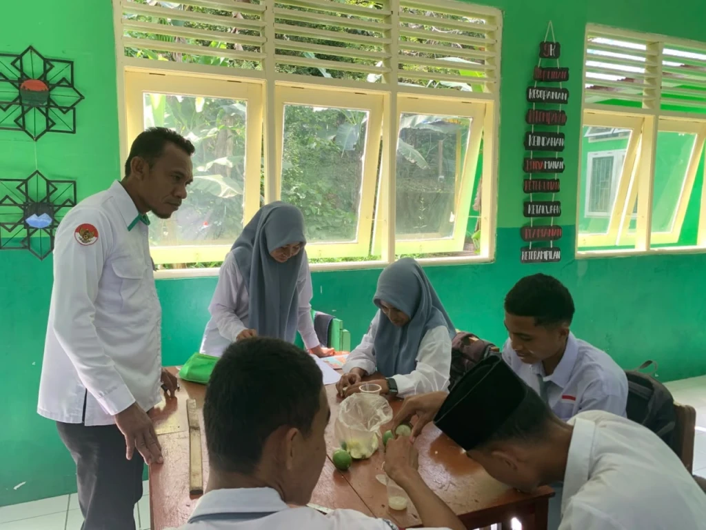 Belajar Sains melalui Penemuan: Praktikum Biologi Kelas XII.F1 Hadirkan Pembelajaran yang Bermakna