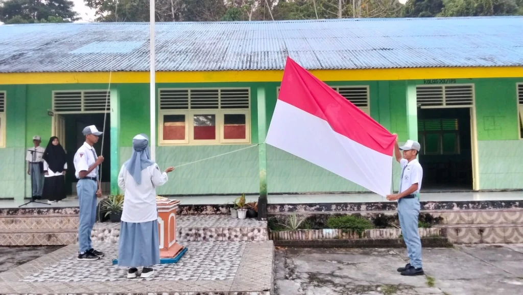 Pengembangan Kompetensi Jadi Sorotan dalam Upacara Bendera di MAN 3 Maluku Tengah