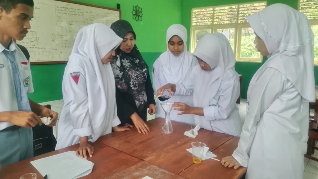 Jejak Sains dari Tempurung Kelapa: Kelas XII F1 Eksplorasi Karbon Aktif