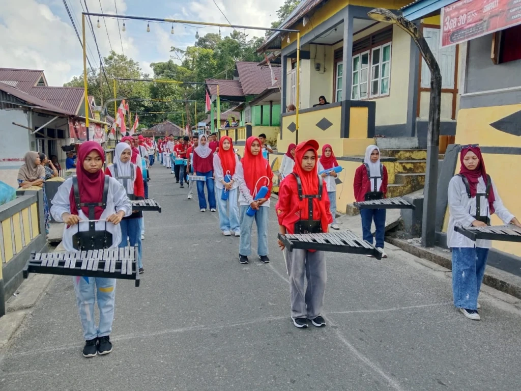 Gema Marching Band dalam Balutan Merah Putih, MAN 3 Maluku Tengah Gelar Jalan Santai