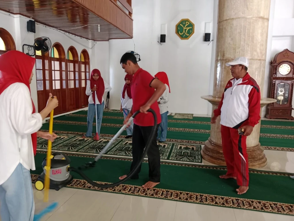 Langkah Berlanjut, Rawat Lingkungan: MAN 3 Maluku Tengah Peduli Rumah Ibadah