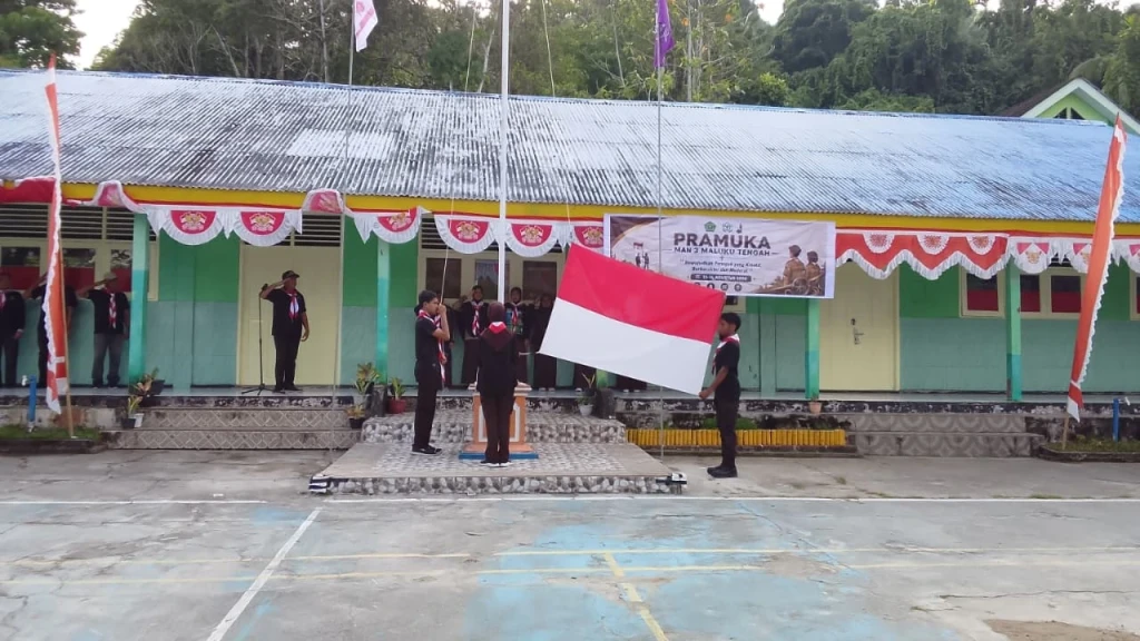 Menempa Jiwa Penegak dalam Pembukaan Pramuka di MAN 3 Maluku Tengah