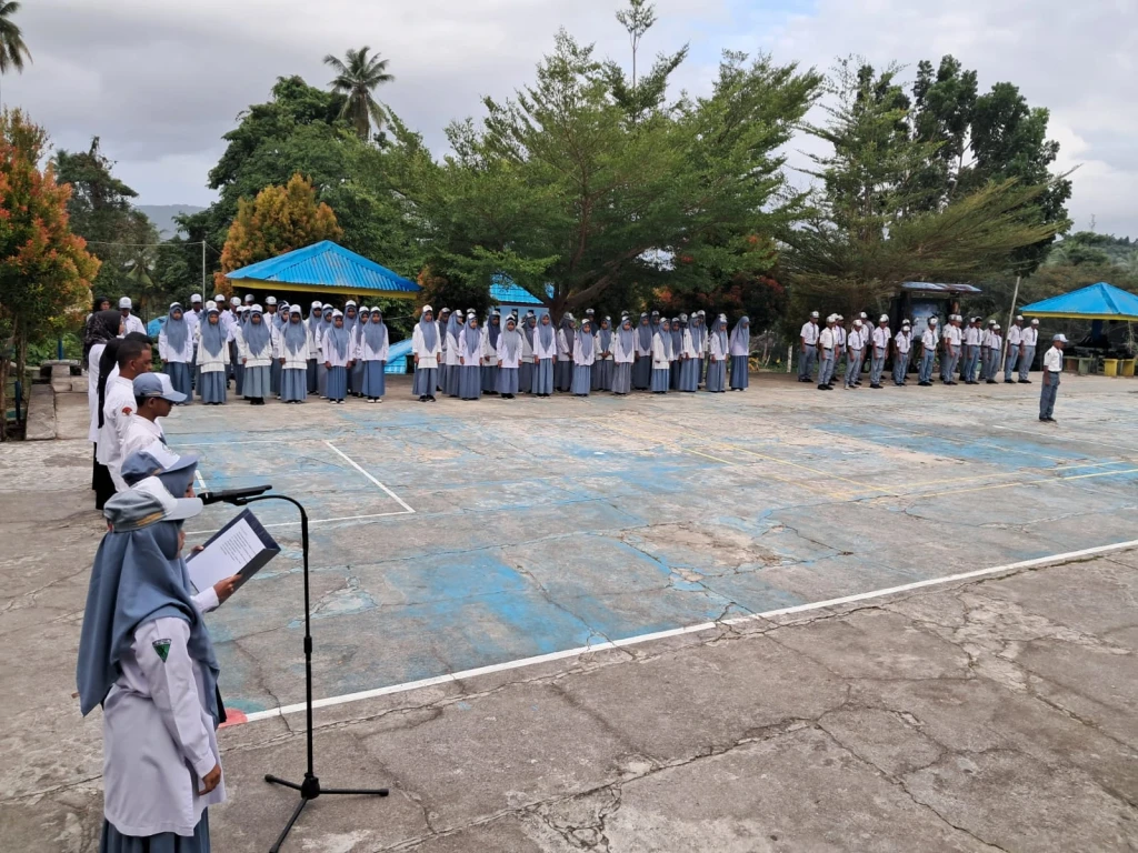 Senin Berkarakter: MAN 3 Maluku Tengah Serukan Integritas dan Keteladanan