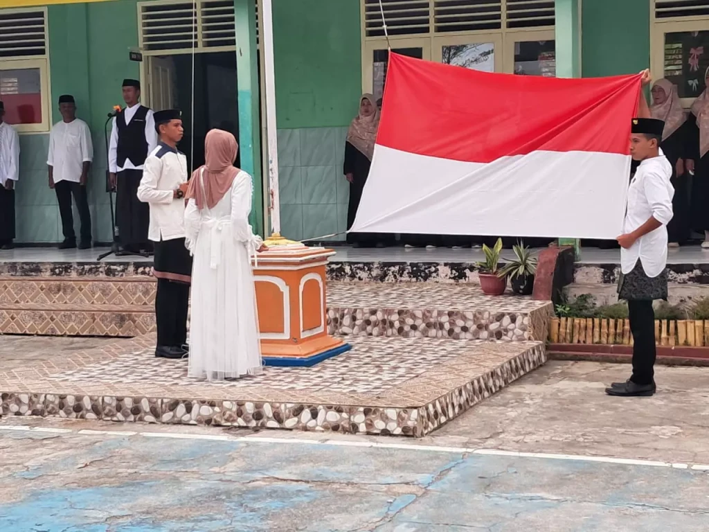 Menghidupkan Semangat Resolusi Jihad, MAN 3 Maluku Tengah dan KUA Saparua Timur Peringati Hari Santri