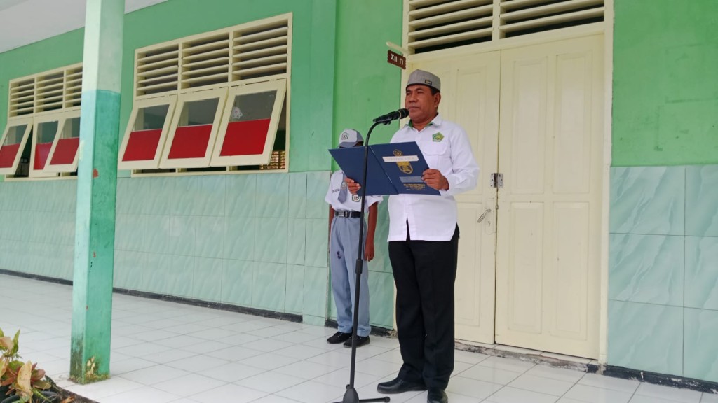 MAN 3 Maluku Tengah Gelar Upacara Bendera dan Resmi Buka Pelaksanaan TKA Kelas XII