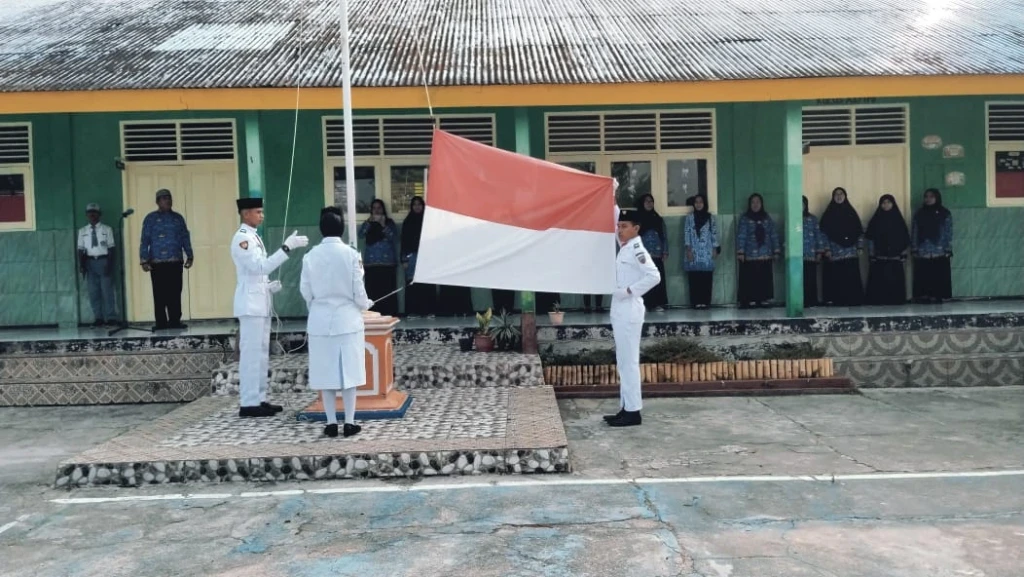 Patriotik, Gigih, Berempati: MAN 3 Maluku Tengah dan KUA Saparua Timur Peringati Hari Sumpah Pemuda